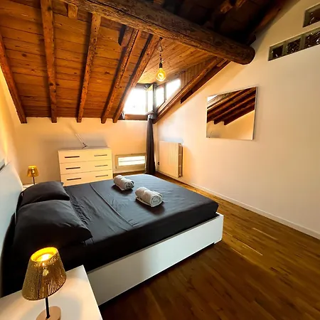 Loft Mansardato Sullo Skyline Di Бергамо