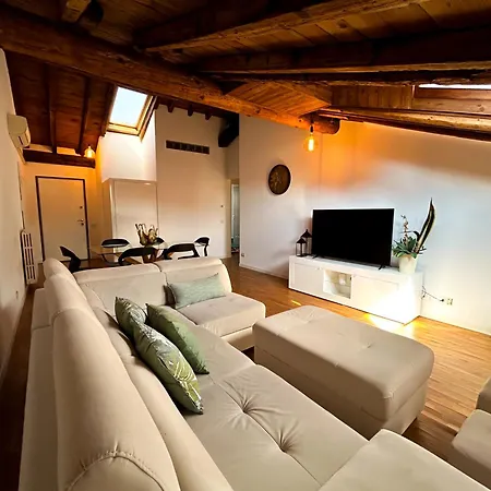 Апартаменты Loft Mansardato Sullo Skyline Di Бергамо