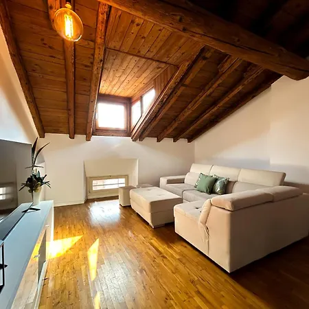 Loft Mansardato Sullo Skyline Di Апартаменты *