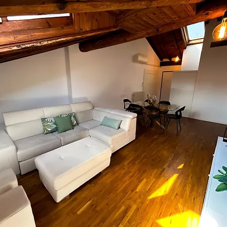 Loft Mansardato Sullo Skyline Di Апартаменты