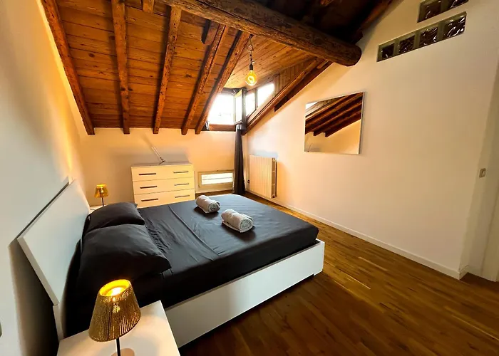 Loft Mansardato Sullo Skyline Di Бергамо