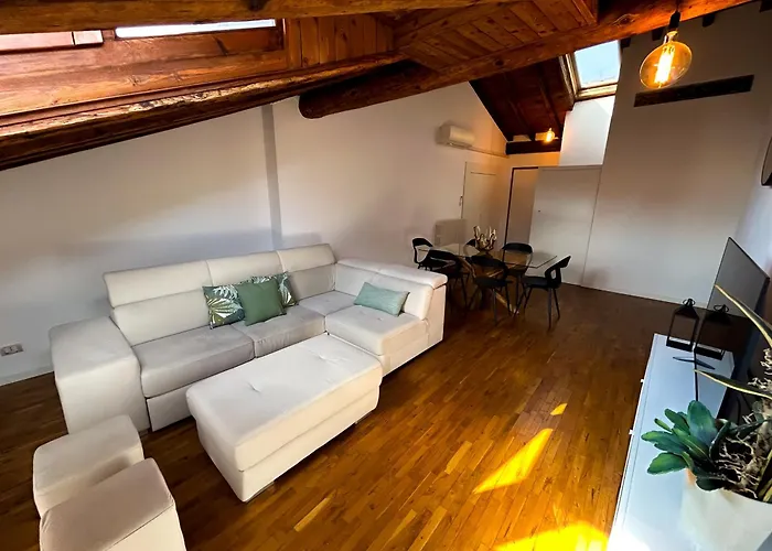 Loft Mansardato Sullo Skyline Di Апартаменты