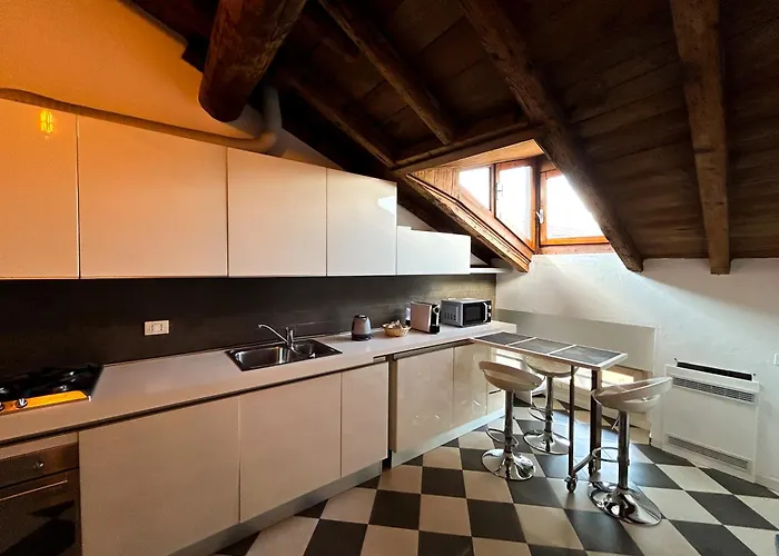 Loft Mansardato Sullo Skyline Di Апартаменты